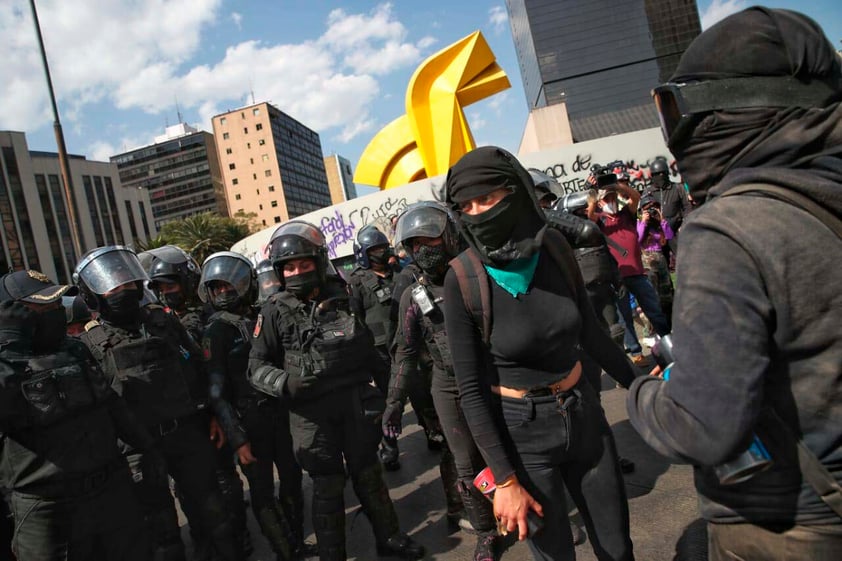 EUM20220307NAC16.JPG 
CIUDAD DE MÉXICO, International Women's Day/Día Internacional de la Mujer-Protesta.- Contingentes de mujeres encapuchadas y de policías de la Ciudad de México chocaron en las inmediaciones de El Caballito, durante de la marcha que tuvo lugar hacia el Zócalo con motivo del Día Internacional de la Mujer este 8 de marzo de 2022. Foto: Agencia EL UNIVERSAL/Fernanda Rojas/AFBV