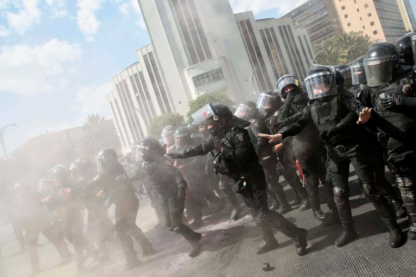 EUM20220307NAC17.JPG 
CIUDAD DE MÉXICO, International Women's Day/Día Internacional de la Mujer-Protesta.- Contingentes de mujeres encapuchadas y de policías de la Ciudad de México chocaron en las inmediaciones de El Caballito, durante de la marcha que tuvo lugar hacia el Zócalo con motivo del Día Internacional de la Mujer este 8 de marzo de 2022. Foto: Agencia EL UNIVERSAL/Fernanda Rojas/AFBV