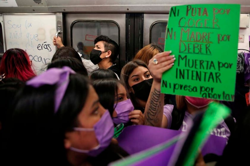 EUM20220307NAC08.JPG 
CIUDAD DE MÉXICO, International Women's Day/Día Internacional de la Mujer-Protesta.- Estudiantes de diversas facultades del campus central de la Universidad Nacional Autónoma de México se movilizan en el Sistema de Transporte Colectivo Metro (STCM) hacia el monumento de la Revolución para manifestarse por el Día Internacional de la Mujer este 8 de marzo de 2022. Foto: Agencia EL UNIVERSAL/Fernanda Rojas/AFBV