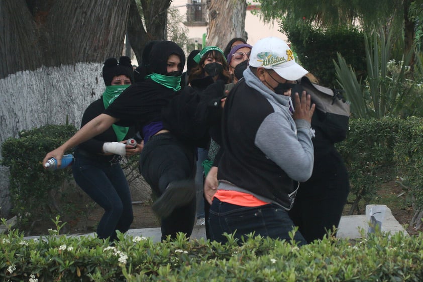 MEX7689. OAXACA (MÉXICO), 08/03/2022.- Varias mujeres agreden a un hombre durante unas manifestaciones por el Día Internacional de la Mujer, hoy, en Oaxaca (México). Decenas de miles de mujeres marcharon este martes por las principales ciudades de México para conmemorar el Día Internacional de la Mujer y exigir seguridad en un país en el que asesinan a más de 10 mujeres al día en medio de una radicalización del movimiento feminista y numerosas críticas hacia las autoridades. EFE/Daniel Ricardez