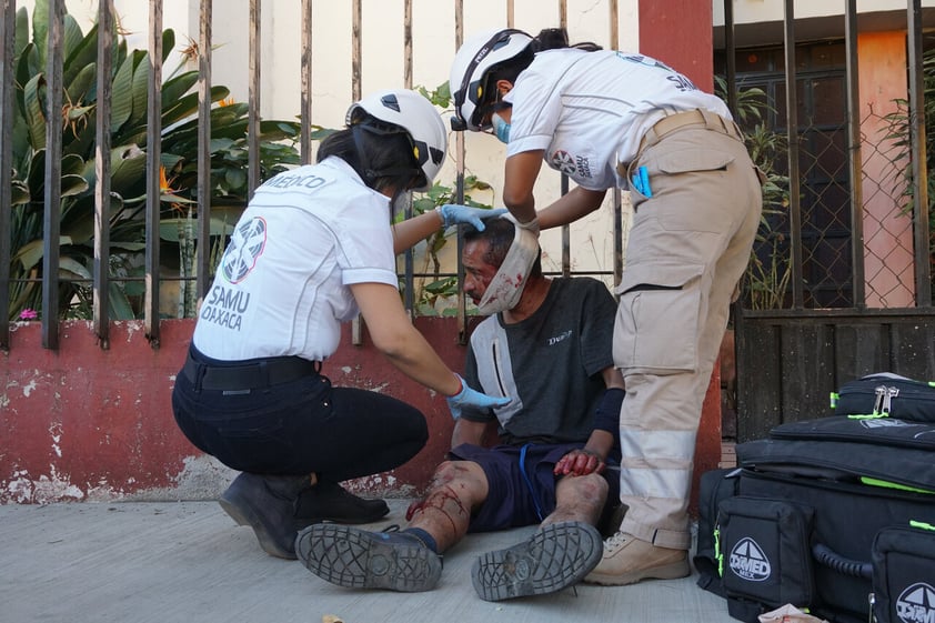 MEX7689. OAXACA (MÉXICO), 08/03/2022.- Paramédicos atienden a un hombre agredido por manifestantes durante las marchas por el Día Internacional de la Mujer, hoy, en Oaxaca (México). Decenas de miles de mujeres marcharon este martes por las principales ciudades de México para conmemorar el Día Internacional de la Mujer y exigir seguridad en un país en el que asesinan a más de 10 mujeres al día en medio de una radicalización del movimiento feminista y numerosas críticas hacia las autoridades. EFE/Daniel Ricardez