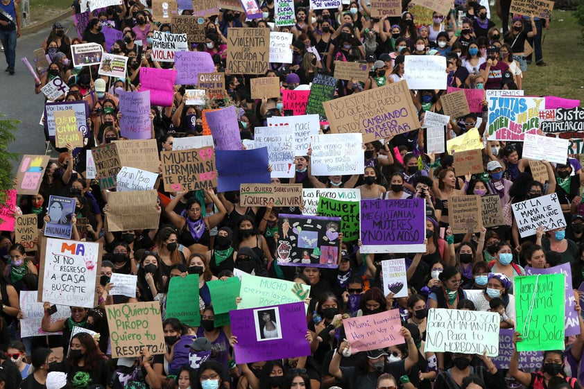 MEX7697. CANCÚN (MÉXICO), 08/03/2022.- Mujeres activistas protestan hoy durante el Día Internacional de la Mujer en las principales calles del balneario de Cancún, estado de Quintana Roo. Decenas de miles de mujeres marcharon este martes por las principales ciudades de México para conmemorar el Día Internacional de la Mujer y exigir seguridad en un país en el que asesinan a más de 10 mujeres al día en medio de una radicalización del movimiento feminista y numerosas críticas hacia las autoridades. EFE/Alonso Cupul