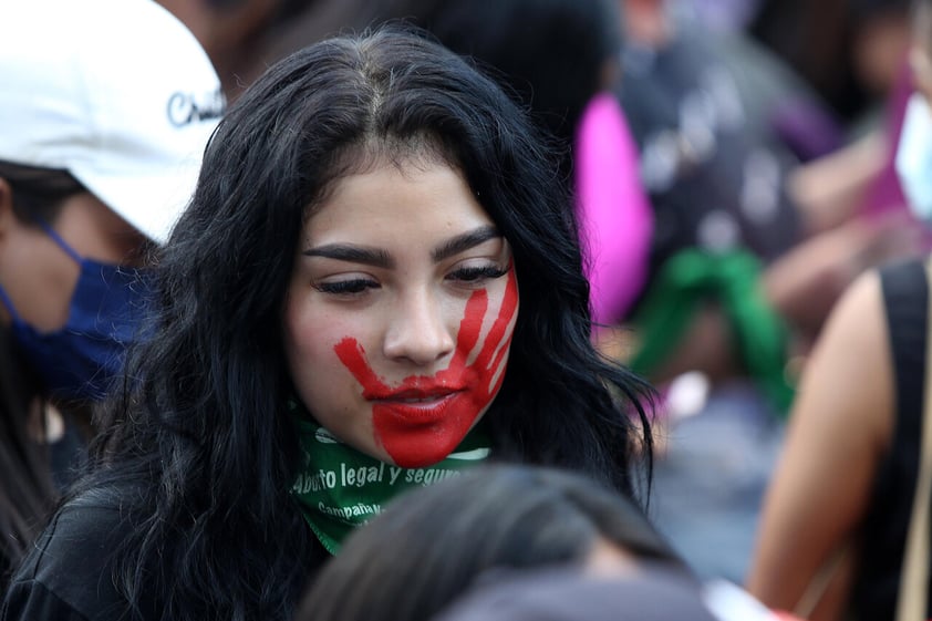 MEX7697. CANCÚN (MÉXICO), 08/03/2022.- Mujeres activistas protestan hoy durante el Día Internacional de la Mujer en las principales calles del balneario de Cancún, estado de Quintana Roo. Decenas de miles de mujeres marcharon este martes por las principales ciudades de México para conmemorar el Día Internacional de la Mujer y exigir seguridad en un país en el que asesinan a más de 10 mujeres al día en medio de una radicalización del movimiento feminista y numerosas críticas hacia las autoridades. EFE/Alonso Cupul