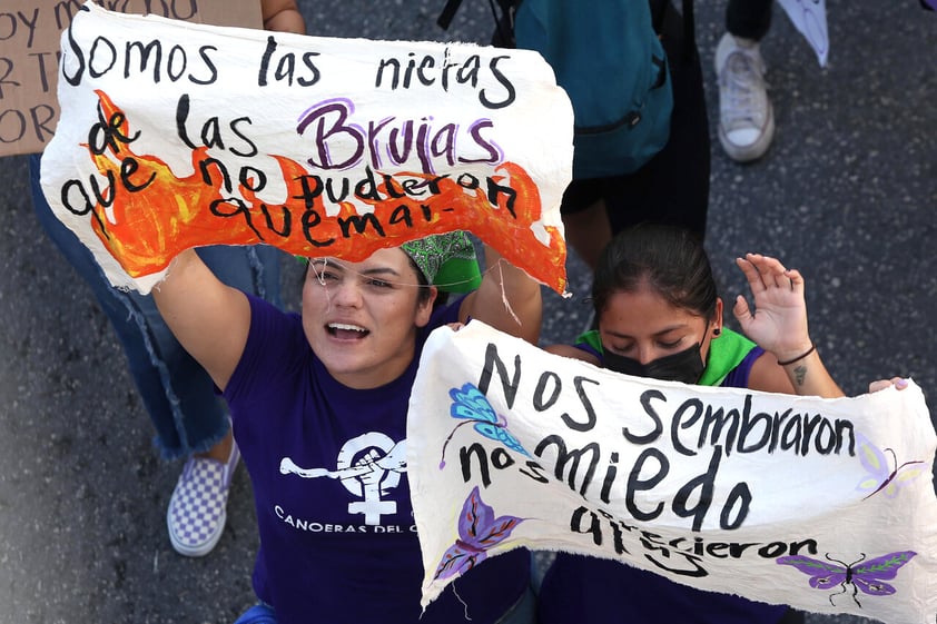 MEX7697. CANCÚN (MÉXICO), 08/03/2022.- Mujeres activistas protestan hoy durante el Día Internacional de la Mujer en las principales calles del balneario de Cancún, estado de Quintana Roo. Decenas de miles de mujeres marcharon este martes por las principales ciudades de México para conmemorar el Día Internacional de la Mujer y exigir seguridad en un país en el que asesinan a más de 10 mujeres al día en medio de una radicalización del movimiento feminista y numerosas críticas hacia las autoridades. EFE/Alonso Cupul