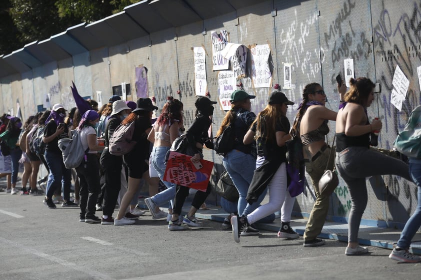 MEX7633. CIUDAD DE MÉXICO (MÉXICO), 08/03/2022.- Mujeres y activistas protestan hoy durante el Día Internacional de la Mujer, en el Zócalo de la Ciudad de México (México). Decenas de miles de mujeres marcharon este martes por las principales ciudades de México para conmemorar el Día Internacional de la Mujer y exigir seguridad en un país en el que asesinan a más de 10 mujeres al día en medio de una radicalización del movimiento feminista y numerosas críticas hacia las autoridades. EFE/Sáshenka Gutiérrez