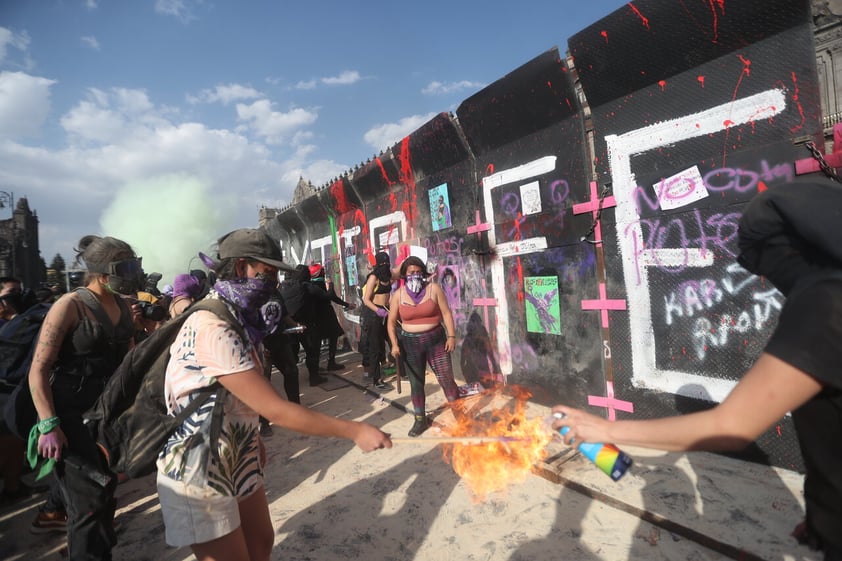 MEX7683. CIUDAD DE MÉXICO (MÉXICO), 08/03/2022.- Activistas protestan durante las manifestaciones por el Día Internacional de la Mujer en el Zócalo de la Ciudad de México. Miles de mujeres marcharon este martes por las principales ciudades de México para conmemorar el Día Internacional de la Mujer y exigir seguridad en un país en el que asesinan a más de 10 mujeres al día en medio de una radicalización del movimiento feminista y numerosas críticas hacia las autoridades. EFE/Sáshenka Gutiérrez