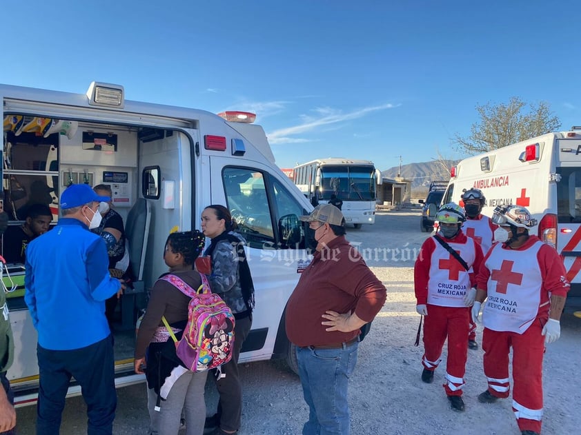 Castaños, Coahuila, 13 de marzo de 2022.- Un total de 82 migrantes fueron rescatados este domingo de una caja de un tráiler abandonada en la carretera federal 57 en el tramo Monclova-Saltillo. 

Esta es la segunda caja seca abandonada con extranjeros en su interior en los últimos 10 días.