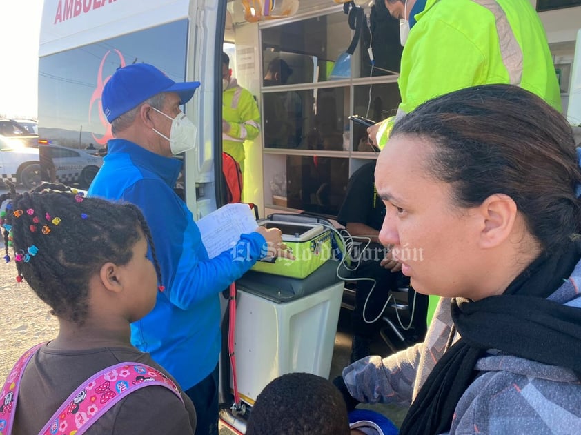 Castaños, Coahuila, 13 de marzo de 2022.- Un total de 82 migrantes fueron rescatados este domingo de una caja de un tráiler abandonada en la carretera federal 57 en el tramo Monclova-Saltillo. 

Esta es la segunda caja seca abandonada con extranjeros en su interior en los últimos 10 días.