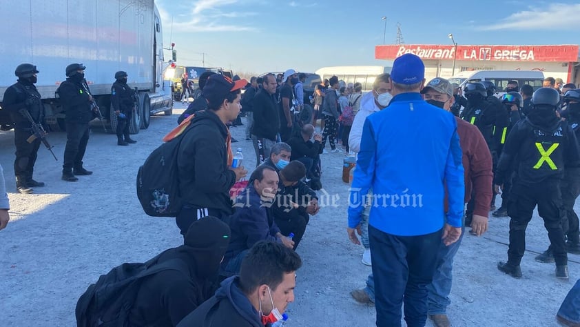 Castaños, Coahuila, 13 de marzo de 2022.- Un total de 82 migrantes fueron rescatados este domingo de una caja de un tráiler abandonada en la carretera federal 57 en el tramo Monclova-Saltillo. 

Esta es la segunda caja seca abandonada con extranjeros en su interior en los últimos 10 días.