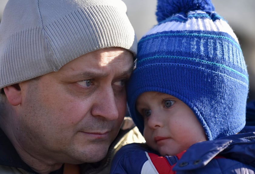 Kyiv (Ukraine), 14/03/2022.- Olexiy holds his son Matviy after they were evacuated from a village nearby Kyiv occupied by the Russian army, to state-controlled territory in Bilihorodka village not far from Kyiv (Kiev), Ukraine, 14 March 2022. Russian troops entered Ukraine on 24 February prompting the country's president to declare martial law and triggering a series of announcements by Western countries to impose severe economic sanctions on Russia. (Atentado, Rusia, Ucrania) EFE/EPA/OLEG PETRASYUK