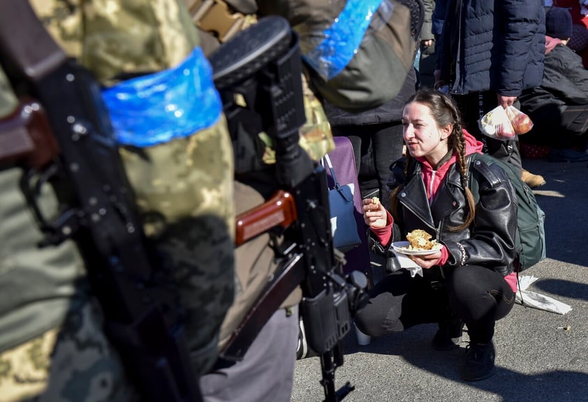 Kyiv (Ukraine), 14/03/2022.- A woman eats after she was evacuated from a village nearby Kyiv occupied by the Russian army, to state-controlled territory in Bilihorodka village not far from Kyiv (Kiev), Ukraine, 14 March 2022. Russian troops entered Ukraine on 24 February prompting the country's president to declare martial law and triggering a series of announcements by Western countries to impose severe economic sanctions on Russia. (Atentado, Rusia, Ucrania) EFE/EPA/OLEG PETRASYUK