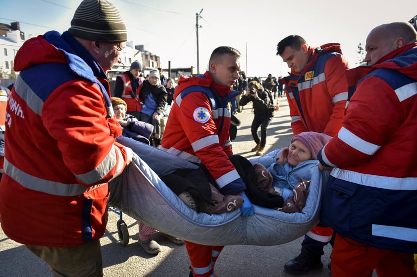 Kyiv (Ukraine), 14/03/2022.- Medical workers help an elderly woman after she was evacuated from a village nearby Kyiv occupied by the Russian army, to state-controlled territory in Bilihorodka village not far from Kyiv (Kiev), Ukraine, 14 March 2022. Russian troops entered Ukraine on 24 February prompting the country's president to declare martial law and triggering a series of announcements by Western countries to impose severe economic sanctions on Russia. (Atentado, Rusia, Ucrania) EFE/EPA/OLEG PETRASYUK