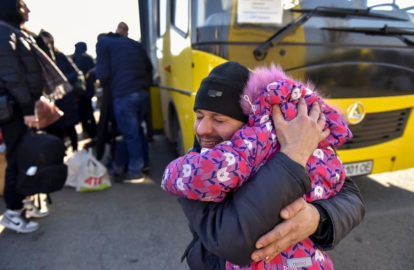 Kyiv (Ukraine), 14/03/2022.- A man meets his daughter after she was evacuated from a village nearby Kyiv occupied by the Russian army, to state-controlled territory in Bilihorodka village not far from Kyiv (Kiev), Ukraine, 14 March 2022. Russian troops entered Ukraine on 24 February prompting the country's president to declare martial law and triggering a series of announcements by Western countries to impose severe economic sanctions on Russia. (Atentado, Rusia, Ucrania) EFE/EPA/OLEG PETRASYUK