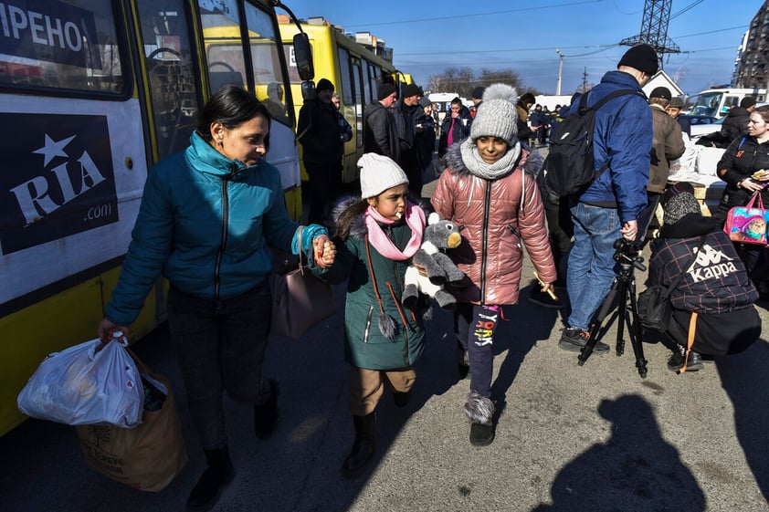 Kyiv (Ukraine), 14/03/2022.- People leave busses after they were evacuated from a village nearby Kyiv occupied by the Russian army, to state-controlled territory in Bilihorodka village not far from Kyiv (Kiev), Ukraine, 14 March 2022. Russian troops entered Ukraine on 24 February prompting the country's president to declare martial law and triggering a series of announcements by Western countries to impose severe economic sanctions on Russia. (Atentado, Rusia, Ucrania) EFE/EPA/OLEG PETRASYUK