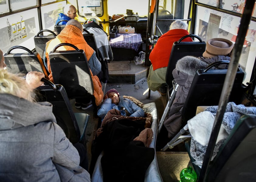 Kyiv (Ukraine), 14/03/2022.- People wait in a bus after they were evacuated from a village nearby Kyiv occupied by the Russian army, to state-controlled territory in Bilihorodka village not far from Kyiv (Kiev), Ukraine, 14 March 2022. Russian troops entered Ukraine on 24 February prompting the country's president to declare martial law and triggering a series of announcements by Western countries to impose severe economic sanctions on Russia. (Atentado, Rusia, Ucrania) EFE/EPA/OLEG PETRASYUK