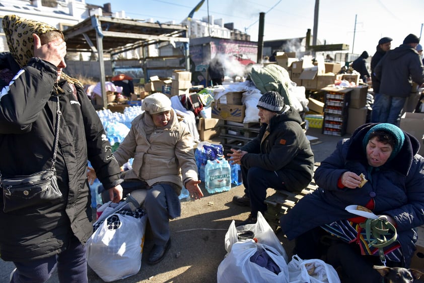 Kyiv (Ukraine), 14/03/2022.- People eat after they were evacuated from a village nearby Kyiv occupied by the Russian army, to state-controlled territory in Bilihorodka village not far from Kyiv (Kiev), Ukraine, 14 March 2022. Russian troops entered Ukraine on 24 February prompting the country's president to declare martial law and triggering a series of announcements by Western countries to impose severe economic sanctions on Russia. (Atentado, Rusia, Ucrania) EFE/EPA/OLEG PETRASYUK