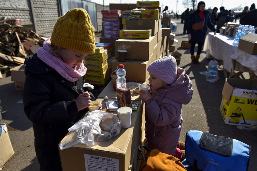 Kyiv (Ukraine), 14/03/2022.- Children eat after they were evacuated from a village nearby Kyiv occupied by the Russian army, to state-controlled territory in Bilihorodka village not far from Kyiv (Kiev), Ukraine, 14 March 2022. Russian troops entered Ukraine on 24 February prompting the country's president to declare martial law and triggering a series of announcements by Western countries to impose severe economic sanctions on Russia. (Atentado, Rusia, Ucrania) EFE/EPA/OLEG PETRASYUK