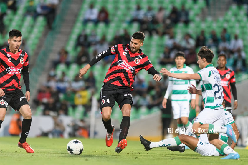 Lisandro Lopez #4, Defensa, Tijuana