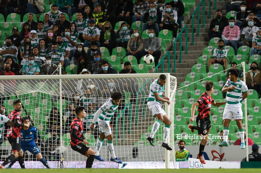 Santos Laguna golea a Xolos y se mete a zona de repesca