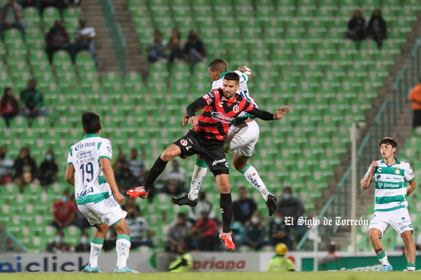 Santos Laguna golea a Xolos y se mete a zona de repesca