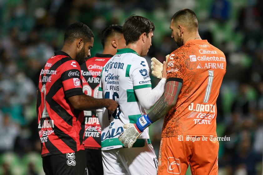 Santos Laguna golea a Xolos y se mete a zona de repesca