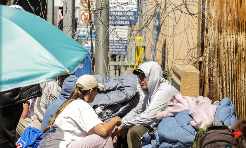 MEX8335. TIJUANA (MÉXICO), 16/03/2022.- Una familia permanece en un campamento improvisado a un costado de la Garita de San Ysidro, en Tijuana, estado de Baja California (México). El puerto fronterizo de San Ysidro en la ciudad mexicana de Tijuana, frontera con Estados Unidos, se ha convertido en un campamento de refugiados rusos y ucranianos, a los que se les han sumado algunos bielorrusos, comprobó Efe este miércoles, en un recorrido por la zona. EFE/ Joebeth Terriquez