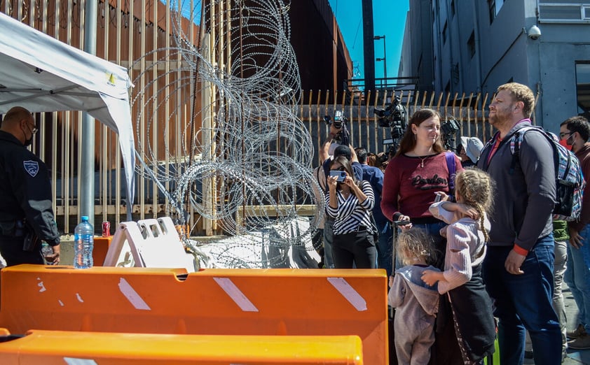 MEX7928. TIJUANA (MÉXICO), 11/11/2021.- Un grupo de familias de Rusia y Ucrania esperan para solicitar Asilo Político hoy, en la garita de San Ysidro, frontera con Estados Unidos, en la ciudad de Tijuana, estado de Baja California (México). Familias de Rusia y Ucrania que han visto sus vidas expuestas por el conflicto bélico entre sus países, están arribando de manera constante y numerosa a la fronteriza ciudad mexicana de Tijuana para solicitar asilo político en Estados Unidos. EFE/ Joebeth Terriquez