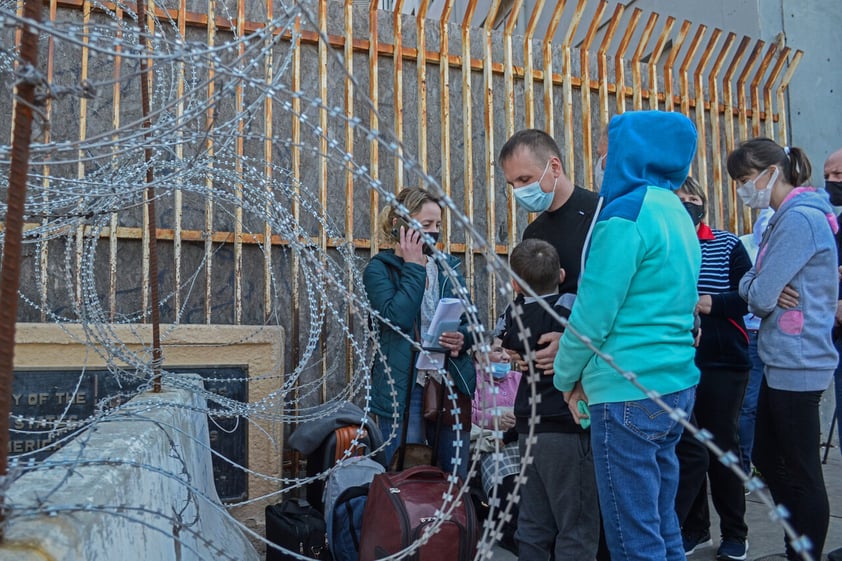 MEX7928. TIJUANA (MÉXICO), 11/11/2021.- Un grupo de familias de Rusia y Ucrania esperan para solicitar Asilo Político hoy, en la garita de San Ysidro, frontera con Estados Unidos, en la ciudad de Tijuana, estado de Baja California (México). Familias de Rusia y Ucrania que han visto sus vidas expuestas por el conflicto bélico entre sus países, están arribando de manera constante y numerosa a la fronteriza ciudad mexicana de Tijuana para solicitar asilo político en Estados Unidos. EFE/ Joebeth Terriquez