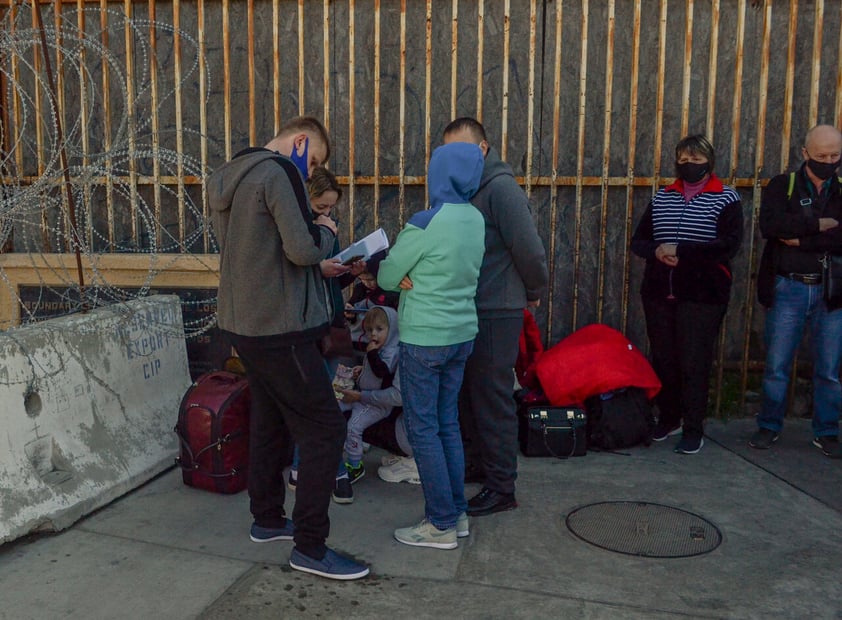 MEX7928. TIJUANA (MÉXICO), 11/11/2021.- Un grupo de familias de Rusia y Ucrania esperan para solicitar Asilo Político hoy, en la garita de San Ysidro, frontera con Estados Unidos, en la ciudad de Tijuana, estado de Baja California (México). Familias de Rusia y Ucrania que han visto sus vidas expuestas por el conflicto bélico entre sus países, están arribando de manera constante y numerosa a la fronteriza ciudad mexicana de Tijuana para solicitar asilo político en Estados Unidos. EFE/ Joebeth Terriquez