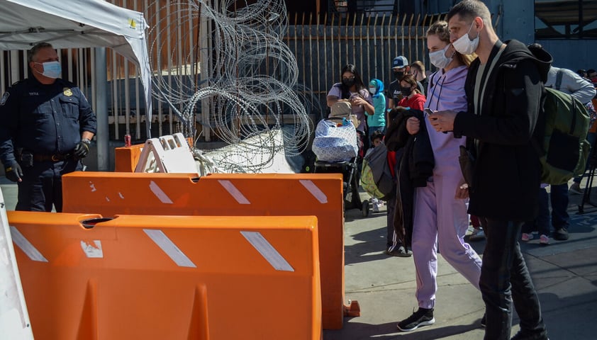 MEX7928. TIJUANA (MÉXICO), 11/11/2021.- Un grupo de familias de Rusia y Ucrania esperan para solicitar Asilo Político hoy, en la garita de San Ysidro, frontera con Estados Unidos, en la ciudad de Tijuana, estado de Baja California (México). Familias de Rusia y Ucrania que han visto sus vidas expuestas por el conflicto bélico entre sus países, están arribando de manera constante y numerosa a la fronteriza ciudad mexicana de Tijuana para solicitar asilo político en Estados Unidos. EFE/ Joebeth Terriquez