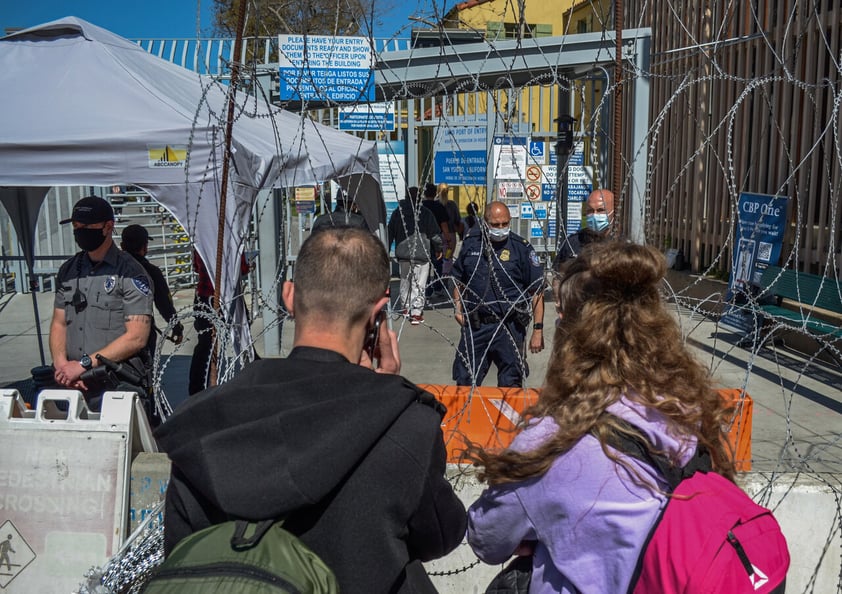 MEX7928. TIJUANA (MÉXICO), 11/11/2021.- Un grupo de familias de Rusia y Ucrania esperan para solicitar Asilo Político hoy, en la garita de San Ysidro, frontera con Estados Unidos, en la ciudad de Tijuana, estado de Baja California (México). Familias de Rusia y Ucrania que han visto sus vidas expuestas por el conflicto bélico entre sus países, están arribando de manera constante y numerosa a la fronteriza ciudad mexicana de Tijuana para solicitar asilo político en Estados Unidos. EFE/ Joebeth Terriquez