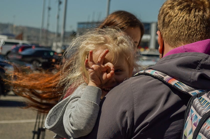 MEX7927.TIJUANA (MÉXICO) 11/11/2021.- Una niña parte del grupo de familias de Rusia y Ucrania que esperan para solicitar Asilo Poltíco reacciona mientras espera en la garita de San Ysidro, para intentan ingresar a Estados Unidos hoy, en la ciudad de Tijuana, estado de Baja California (México).Familias de Rusia y Ucrania que han visto sus vidas expuestas por el conflicto bélico entre sus países, están arribando de manera constante y numerosa a la fronteriza ciudad mexicana de Tijuana para solicitar asilo político en Estados Unidos. EFE/Joebeth Terriquez