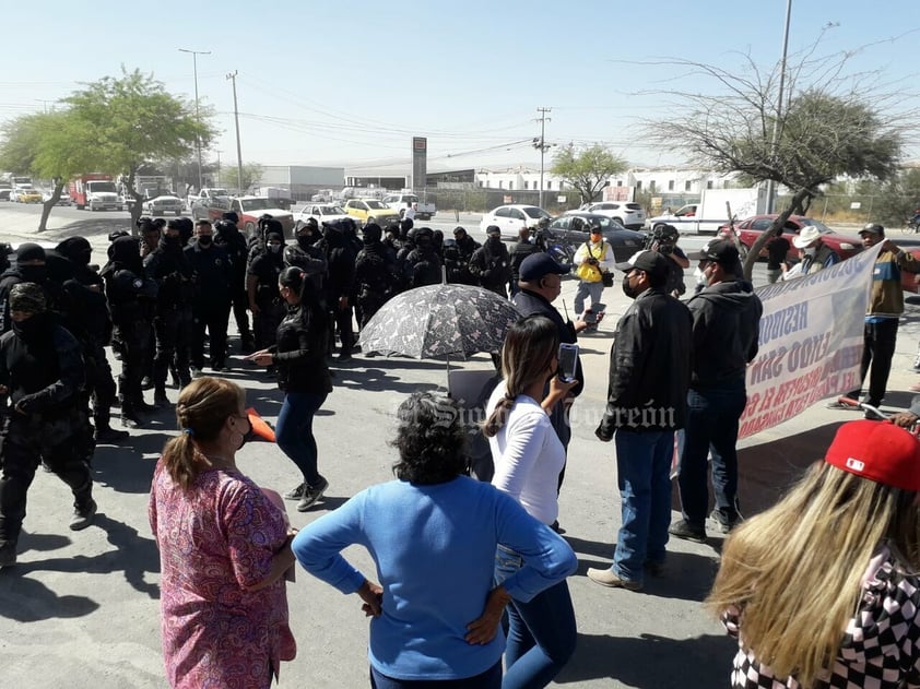 En protesta pedían diálogo con el alcalde de Torreón... Los detienen