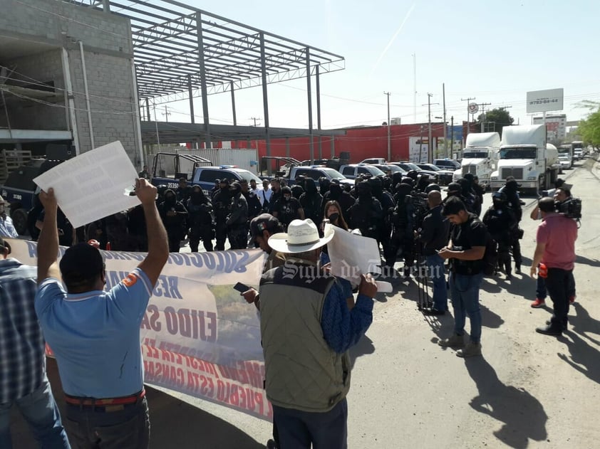 En protesta pedían diálogo con el alcalde de Torreón... Los detienen