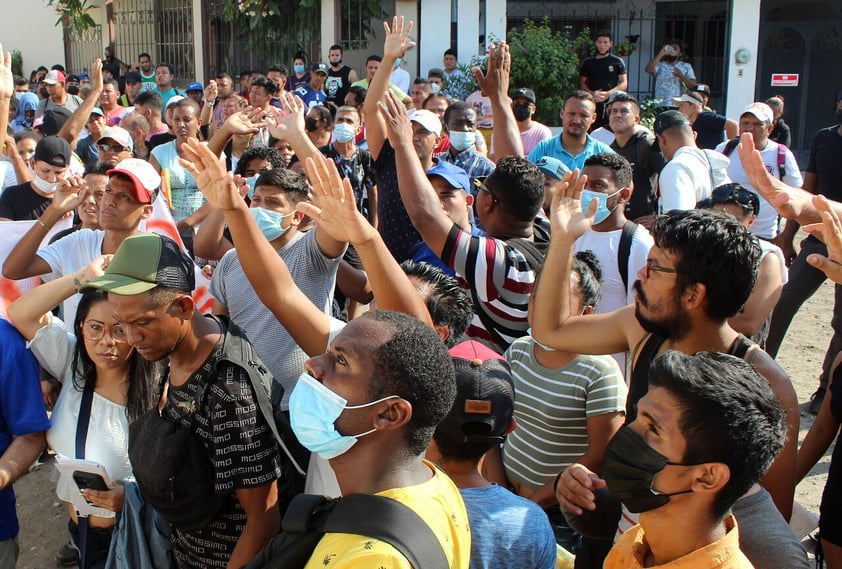 MEX8430. TAPACHULA (MÉXICO), 18/03/2022.- Migrantes protestan en las principales avenidas hoy en la ciudad de Tapachula en el estado de Chiapas (México). Unos 500 migrantes realizaron este viernes bloqueos, marchas y manifestaciones en las calles de Tapachula, en el suroriental estado mexicano de Chiapas, para exigir al Instituto Nacional de Migración (INM) que les otorgue las visas humanitarias para poder salir de la entidad. EFE/Juan Manuel Blanco