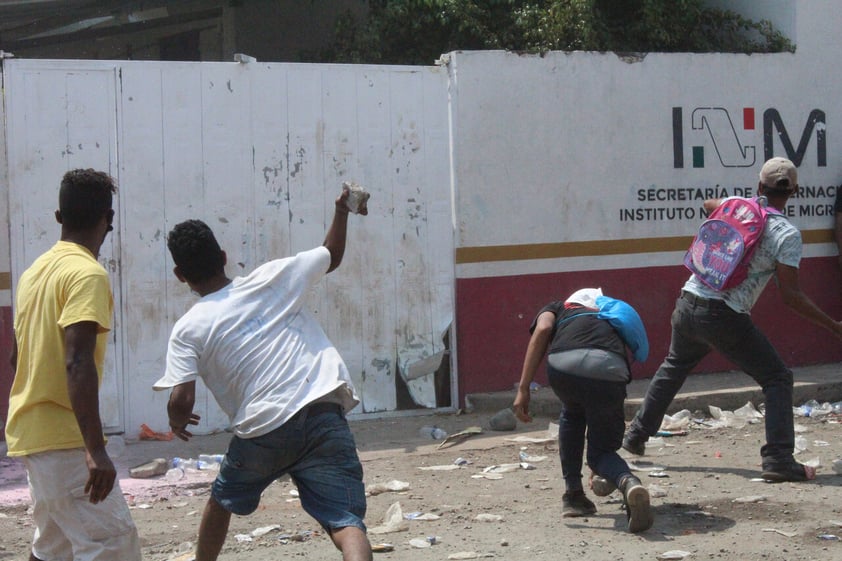 MEX8464. TAPACHULA (MÉXICO), 18/03/2022.- Migrantes protestan hoy, en las oficinas de la regulación migratoria del Instituto Nacional de Migración (INM), en la ciudad de Tapachula, estado de Chiapas (México). Unos 500 migrantes realizaron este viernes bloqueos, marchas y manifestaciones en las calles de Tapachula, en el suroriental estado mexicano de Chiapas, para exigir al Instituto Nacional de Migración (INM) que les otorgue las visas humanitarias para poder salir de la entidad. EFE/Juan Manuel Blanco