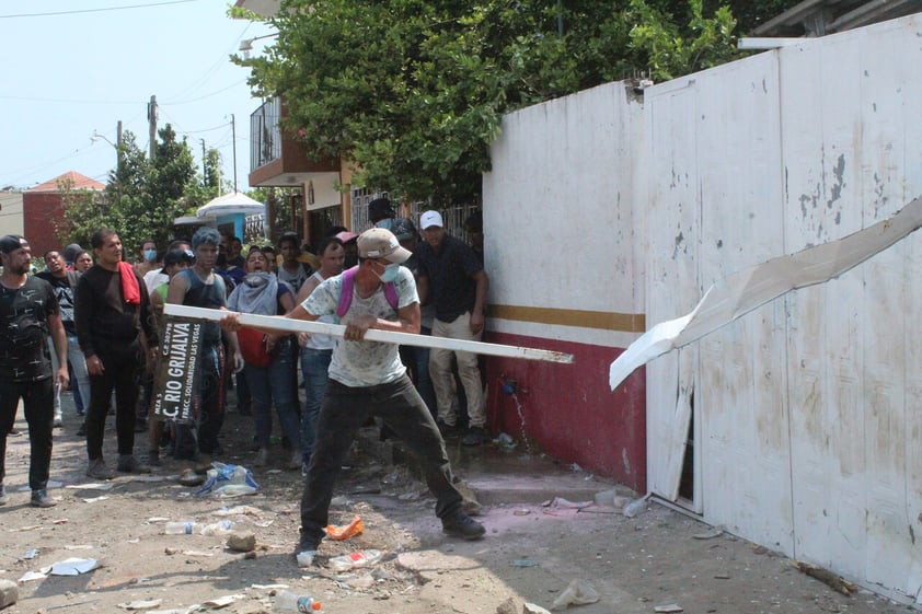 MEX8464. TAPACHULA (MÉXICO), 18/03/2022.- Migrantes protestan hoy, en las oficinas de la regulación migratoria del Instituto Nacional de Migración (INM), en la ciudad de Tapachula, estado de Chiapas (México). Unos 500 migrantes realizaron este viernes bloqueos, marchas y manifestaciones en las calles de Tapachula, en el suroriental estado mexicano de Chiapas, para exigir al Instituto Nacional de Migración (INM) que les otorgue las visas humanitarias para poder salir de la entidad. EFE/Juan Manuel Blanco