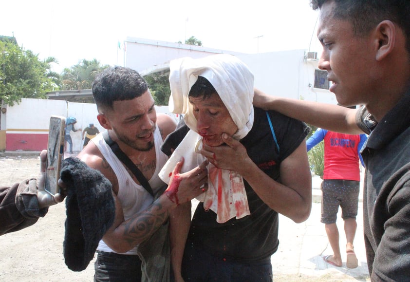 MEX8464. TAPACHULA (MÉXICO), 18/03/2022.- Migrantes resultan lesionados durante la protesta hoy, en las oficinas de la regulación migratoria del Instituto Nacional de Migración (INM), en la ciudad de Tapachula, estado de Chiapas (México). Unos 500 migrantes realizaron este viernes bloqueos, marchas y manifestaciones en las calles de Tapachula, en el suroriental estado mexicano de Chiapas, para exigir al Instituto Nacional de Migración (INM) que les otorgue las visas humanitarias para poder salir de la entidad. EFE/Juan Manuel Blanco