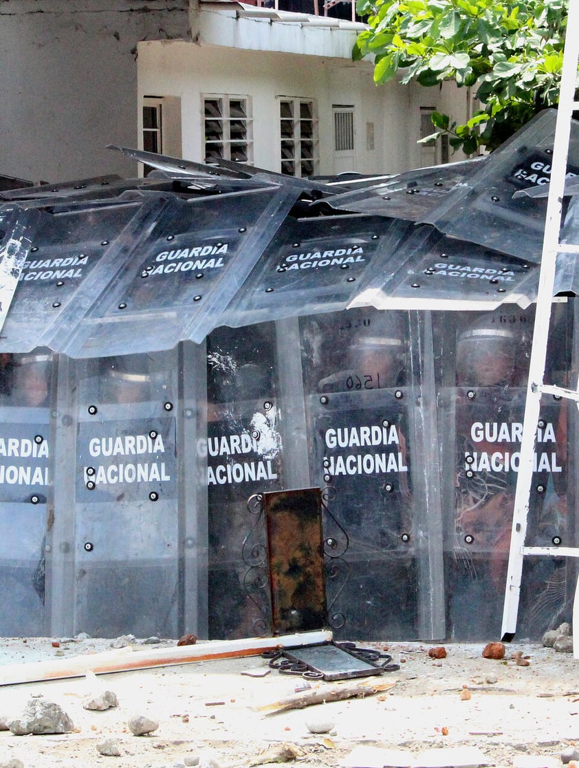 MEX8464. TAPACHULA (MÉXICO), 18/03/2022.- Integrantes de la Guardia Nacional, resguardan las oficinas de la regulación migratoria del Instituto Nacional de Migración (INM), este viernes, después de la protesta de migrantes en la ciudad de Tapachula, en el estado de Chiapas (México). Unos 500 migrantes realizaron este viernes bloqueos, marchas y manifestaciones en las calles de Tapachula, en el suroriental estado mexicano de Chiapas, para exigir al Instituto Nacional de Migración (INM) que les otorgue las visas humanitarias para poder salir de la entidad. EFE/Juan Manuel Blanco