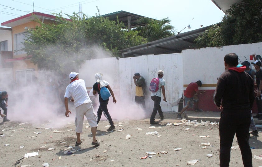 MEX8464. TAPACHULA (MÉXICO), 18/03/2022.- Migrantes protestan hoy, en las oficinas de la regulación migratoria del Instituto Nacional de Migración (INM), en la ciudad de Tapachula, estado de Chiapas (México). Unos 500 migrantes realizaron este viernes bloqueos, marchas y manifestaciones en las calles de Tapachula, en el suroriental estado mexicano de Chiapas, para exigir al Instituto Nacional de Migración (INM) que les otorgue las visas humanitarias para poder salir de la entidad. EFE/Juan Manuel Blanco