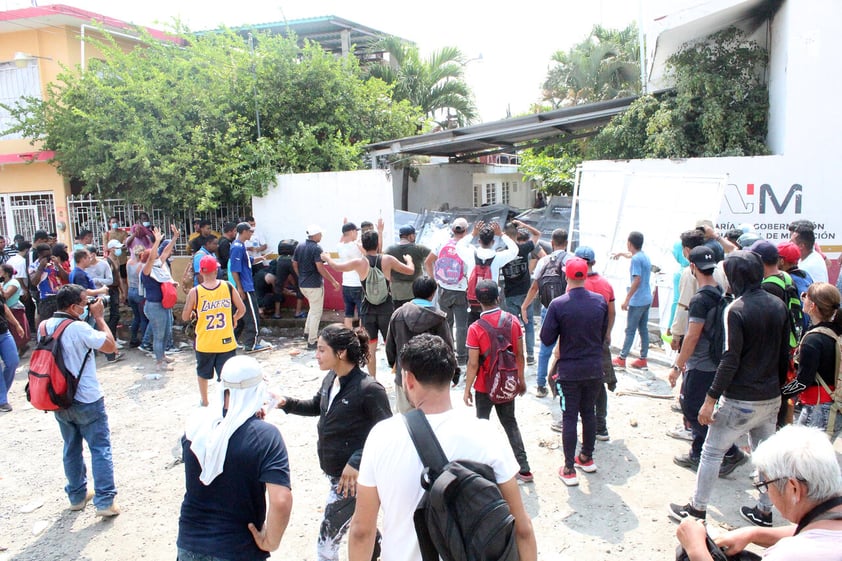 MEX8464. TAPACHULA (MÉXICO), 18/03/2022.- Migrantes protestan hoy, en las oficinas de la regulación migratoria del Instituto Nacional de Migración (INM), en la ciudad de Tapachula, estado de Chiapas (México). Unos 500 migrantes realizaron este viernes bloqueos, marchas y manifestaciones en las calles de Tapachula, en el suroriental estado mexicano de Chiapas, para exigir al Instituto Nacional de Migración (INM) que les otorgue las visas humanitarias para poder salir de la entidad. EFE/Juan Manuel Blanco