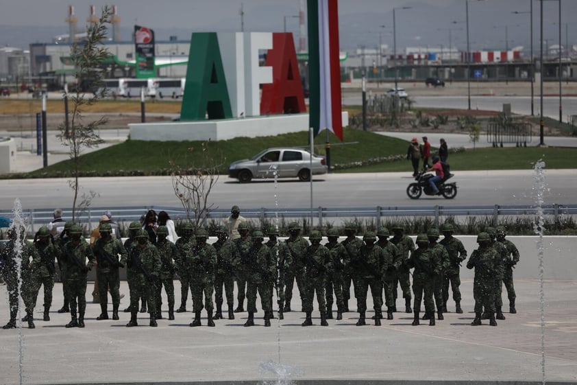 MEX87225. ZUMPANGO (MÉXICO), 21/03/2022.- Miembros del Ejercito Mexicano permanecen al exterior del Aeropuerto Internacional Felipe Ángeles (AIFA), hoy en el municipio de Zumpango, en el Estado de México (México). Tras meses trabajando a contrarreloj con el apoyo de los militares, el presidente Andrés Manuel López Obrador inauguró este lunes el polémico Aeropuerto Internacional Felipe Ángeles (AIFA), tras la cancelación del proyecto de su antecesor Enrique Peña Nieto. EFE/Sáshenka Gutiérrez