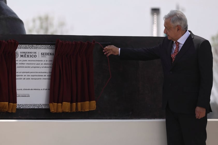 MEX87225. ZUMPANGO (MÉXICO), 21/03/2022.- El presidente de México, Andrés Manuel López Obrador, durante la develación de una placa en la glorieta del General Felipe Ángeles, hoy lunes durante la inauguración Aeropuerto Internacional Felipe Ángeles (AIFA),en el municipio de Zumpango, en el Estado de México (México). Tras meses trabajando a contrarreloj con el apoyo de los militares, el presidente Andrés Manuel López Obrador inauguró este lunes el polémico Aeropuerto Internacional Felipe Ángeles (AIFA), tras la cancelación del proyecto de su antecesor Enrique Peña Nieto. EFE/Sáshenka Gutiérrez