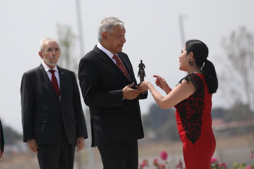 MEX87225. ZUMPANGO (MÉXICO), 21/03/2022.- El presidente de México, Andrés Manuel López Obrador (i), recibe una replica de la estatua del General 'Felipe Ángeles', por la escultora mexicana Edysa Ponzanelli (d), hoy lunes durante la inauguración Aeropuerto Internacional Felipe Ángeles (AIFA),en el municipio de Zumpango, en el Estado de México (México). Tras meses trabajando a contrarreloj con el apoyo de los militares, el presidente Andrés Manuel López Obrador inauguró este lunes el polémico Aeropuerto Internacional Felipe Ángeles (AIFA), tras la cancelación del proyecto de su antecesor Enrique Peña Nieto. EFE/Sáshenka Gutiérrez