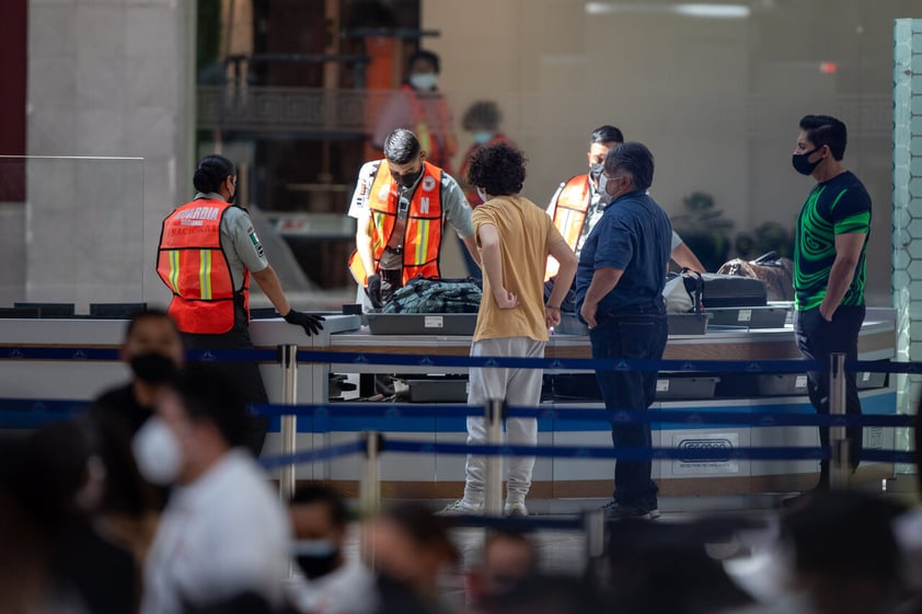 MEX87225. ZUMPANGO (MÉXICO), 21/03/2022.- Vista generaL de pasajeros en un punto de revisión del Aeropuerto Internacional 'Felipe Ángeles' hoy, en el municipio de Zumpango, en el Estado de México (México). Tras meses trabajando a contrarreloj con el apoyo de los militares, el presidente Andrés Manuel López Obrador inauguró este lunes el polémico Aeropuerto Internacional Felipe Ángeles (AIFA), tras la cancelación del proyecto de su antecesor Enrique Peña Nieto.  EFE/Isaac Esquivel