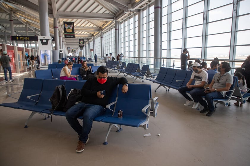 MEX87225. ZUMPANGO (MÉXICO), 21/03/2022.- Vista general de pasajeros en espera de abordar en una sala del Aeropuerto Internacional Felipe Ángeles hoy, en el municipio de Zumpango, en el Estado de México (México).Tras meses trabajando a contrarreloj con el apoyo de los militares, el presidente Andrés Manuel López Obrador inauguró este lunes el polémico Aeropuerto Internacional Felipe Ángeles (AIFA), tras la cancelación del proyecto de su antecesor Enrique Peña Nieto.  EFE/Isaac Esquivel