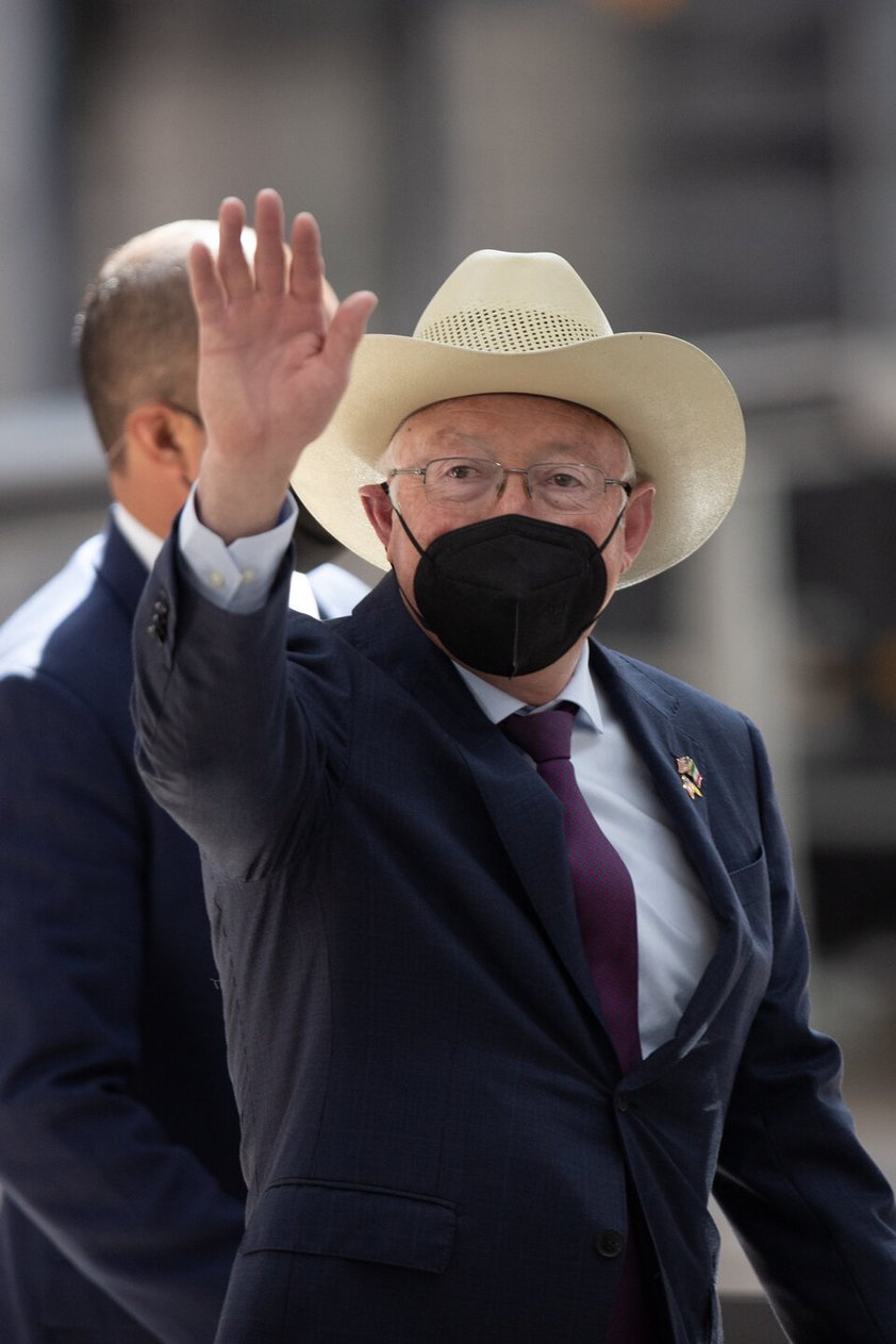 MEX87225. ZUMPANGO (MÉXICO), 21/03/2022.- El embajador de Estados Unidos en México, Ken Salazar, durante la ceremonia de inauguración del Aeropuerto Internacional Felipe Ángeles hoy, en el municipio de Zumpango, en el Estado de México (México). Tras meses trabajando a contrarreloj con el apoyo de los militares, el presidente Andrés Manuel López Obrador inauguró este lunes el polémico Aeropuerto Internacional Felipe Ángeles (AIFA), tras la cancelación del proyecto de su antecesor Enrique Peña Nieto.  EFE/Isaac Esquivel