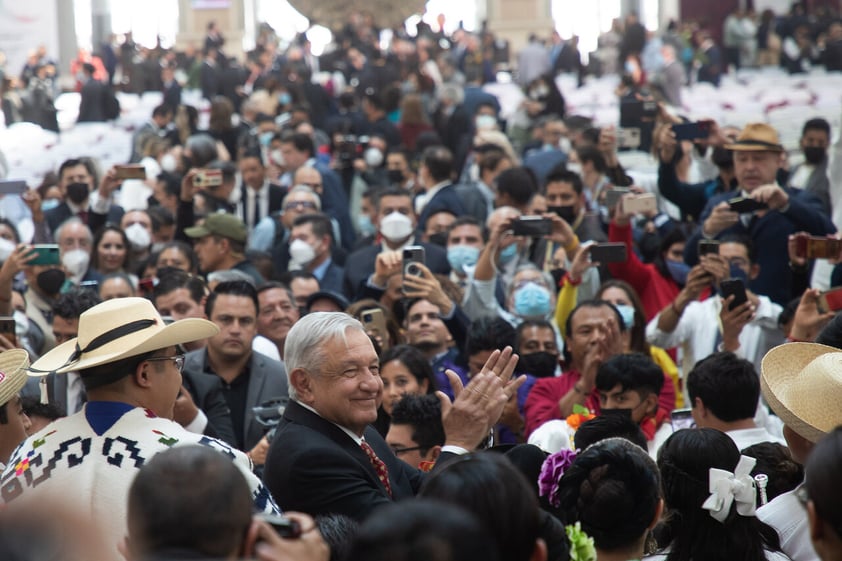 MEX8724. ZUMPANGO (MÉXICO), 21/03/2022.- El presidente de México, Andrés Manuel López Obrador (c), al termino de la ceremonia de inauguración del Aeropuerto Internacional Felipe Ángeles, hoy en el municipio de Zumpango, en el Estado de México (México). El presidente de México, Andrés Manuel López Obrador, se mostró este lunes triunfante y calificó como 'misión cumplida' la inauguración del nuevo Aeropuerto Internacional Felipe Ángeles (AIFA), uno de sus tres grandes proyectos emblemáticos. EFE/Isaac Esquivel