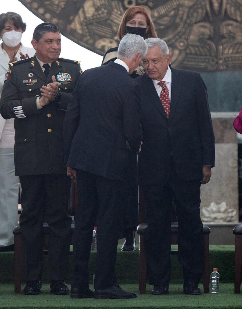 MEX8724. ZUMPANGO (MÉXICO), 21/03/2022.- El gobernador del Estado de México, Alfredo del Mazo (i), conversa con el presidente de México, Andrés Manuel López Obrador (d) durante la ceremonia de inauguración del Aeropuerto Internacional Felipe Ángeles, hoy en el municipio de Zumpango, en el Estado de México (México). El presidente de México, Andrés Manuel López Obrador, se mostró este lunes triunfante y calificó como 'misión cumplida' la inauguración del nuevo Aeropuerto Internacional Felipe Ángeles (AIFA), uno de sus tres grandes proyectos emblemáticos. EFE/Isaac Esquivel