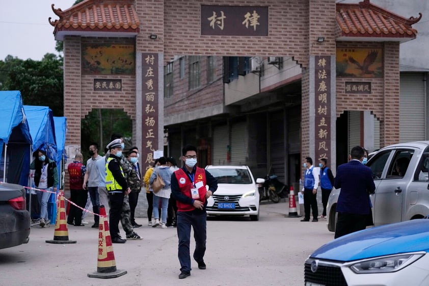 Lluvia dificulta tareas de brigadistas de accidente aéreo en China